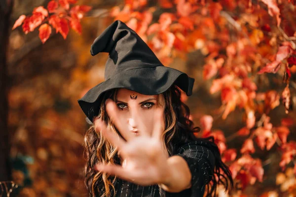 Gros plan sur le visage de la femme portant un chapeau de sorcière sur la tête pour Halloween — Photo