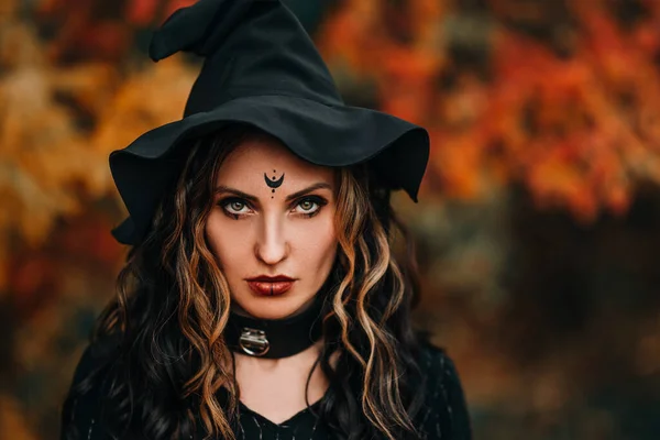 Gros plan sur le visage de la femme portant un chapeau de sorcière sur la tête pour Halloween — Photo