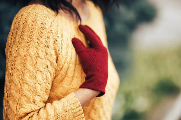 Mulher com cabelo curto em um suéter de malha amarela e luvas vermelhas — Fotografia de Stock