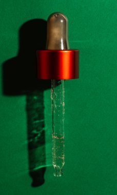 Şeffaf sıvı ve köpüklerle kaplanmış kozmetik damlası. Yüksek kalite fotoğraf