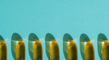 Üzerinde uzun gölgeler olan yumuşak kapsüller, yaklaşın. Yüksek kalite fotoğraf