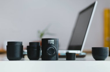 Waco Minipresso makinesinin bir illüstrasyon editörü. Ev ofisinin arka planında ekspresso kahve yapabiliyorsunuz..