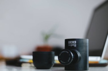 Waco Minipresso makinesinin bir illüstrasyon editörü. Ev ofisinin arka planında ekspresso kahve yapabiliyorsunuz..