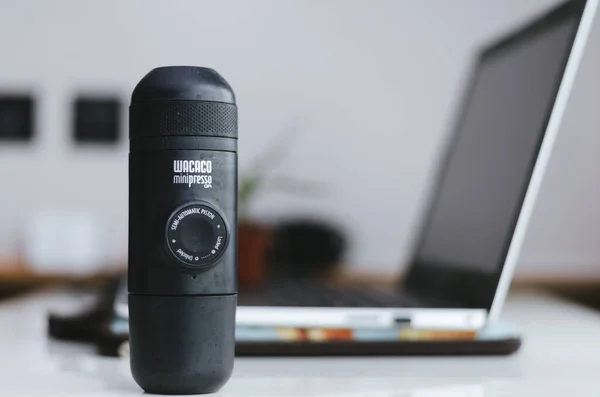 Waco Minipresso makinesinin bir illüstrasyon editörü. Ev ofisinin arka planında ekspresso kahve yapabiliyorsunuz..