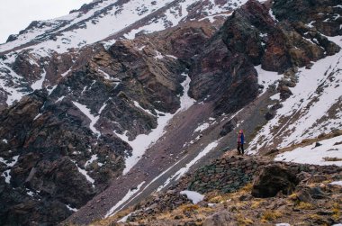 20 'li yaşlarda genç bir kadın And Dağları' nda yürüyor ve gözlerini kaçırıyor..
