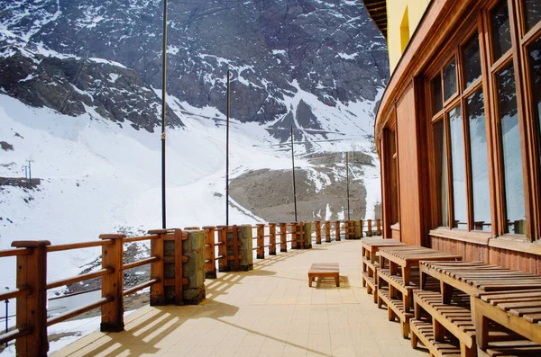 Portillo Otel ve Tatil Köyü 'nün ahşap yapıları ile dış görünüşü..