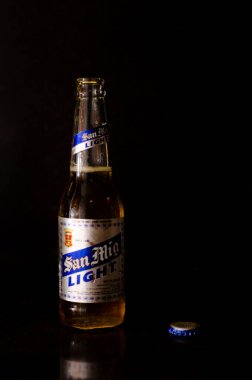 San Miguel Light birasının önü. Yanında siyah mermer kapaklı mavi etiketli..