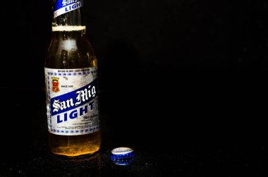 San Miguel Light birasının önü. Yanında siyah mermer kapaklı mavi etiketli..