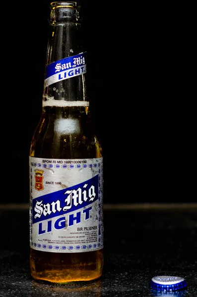 San Miguel Light birasının önü. Yanında siyah mermer kapaklı mavi etiketli..
