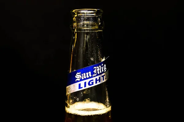 San Miguel Light bira şişesinin ağzındaki siyah mermer kaplamalı gümüş ve mavi etiketli görüntüyü kapat..