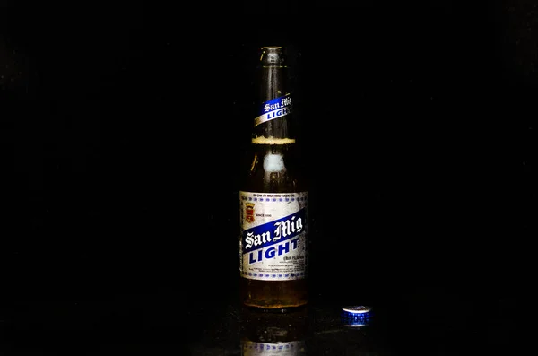San Miguel Light birasının önü. Yanında siyah mermer kapaklı mavi etiketli..