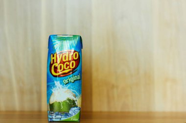 Hydro Coco hindistan cevizi su kutusunu ahşap bir arka planda kapatın..