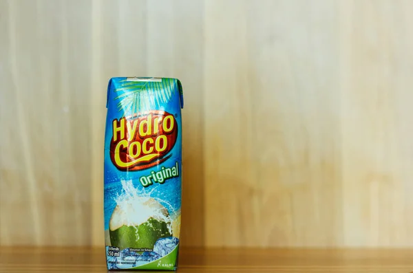 Hydro Coco hindistan cevizi su kutusunu ahşap bir arka planda kapatın..