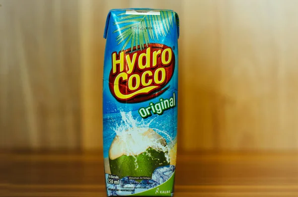 Close Hydro Coco Kokosová Voda Nápojový Box Dřevěném Pozadí — Stock fotografie