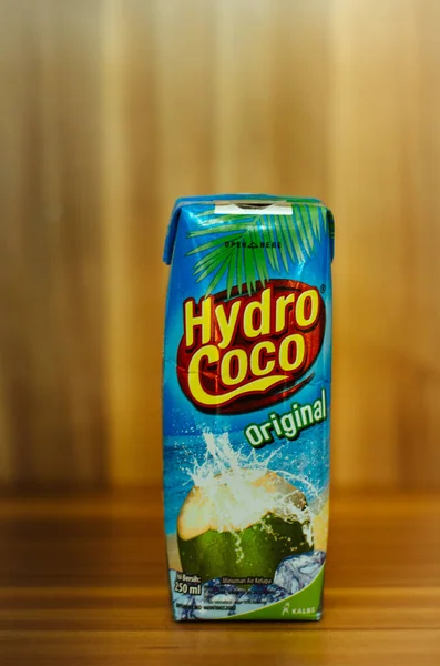 Close Hydro Coco Kokosová Voda Nápojový Box Dřevěném Pozadí — Stock fotografie