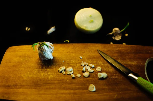 Κάτοψη Των Ψιλοκομμένων Φέτες Σκόρδου Ένα Πράσινο Μαχαίρι Στο Πλάι — Φωτογραφία Αρχείου