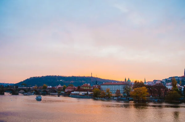 Vltava Nehri Nde Dramatik Bir Gün Batımı Bir Tekne Geçiyor — Stok fotoğraf