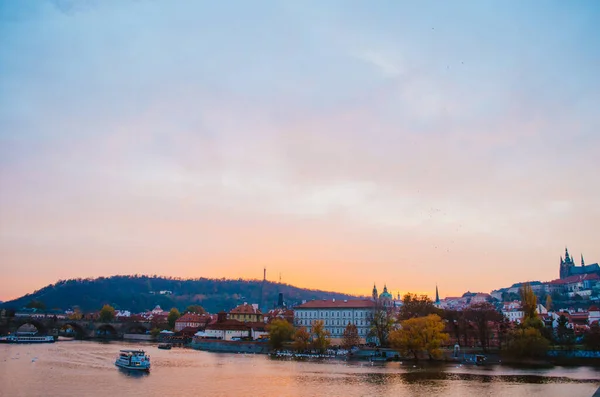 Dramatisk Solnedgång Floden Vltava Med Båt Passerar Och Lutning Orange — Stockfoto