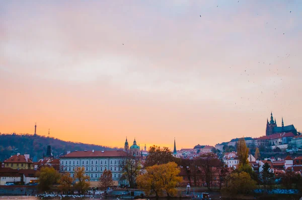 Sonbaharda Prag Diğer Tarafının Panoramik Görüntüsüyle Dramatik Bir Gün Batımı — Stok fotoğraf