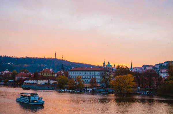 Dramatisk Solnedgång Floden Vltava Med Båt Passerar Och Lutning Orange — Stockfoto