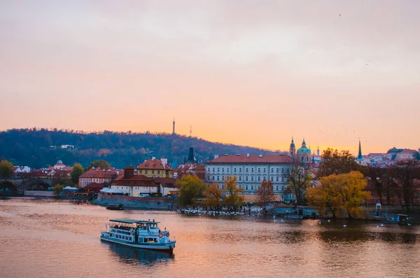 Dramatische Zonsondergang Vltava Rivier Met Een Passerende Boot Een Gradiënt — Stockfoto