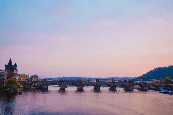 Západ Slunce Řece Vltavě Výhledem Karlův Most Svah Purpurových Růžových — Stock fotografie