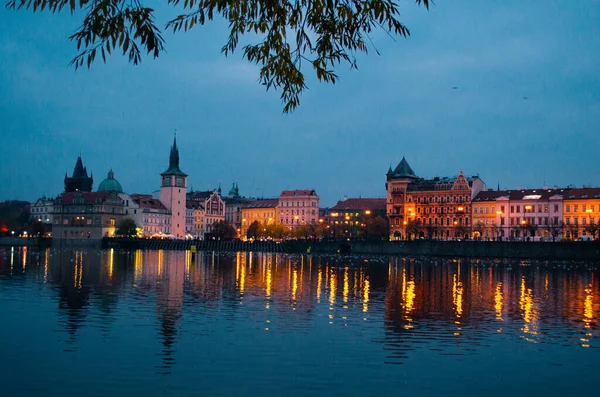 Časný Podzimní Večer Praze Zářivými Světly Osvětlujícími Město Odrazy Nad — Stock fotografie