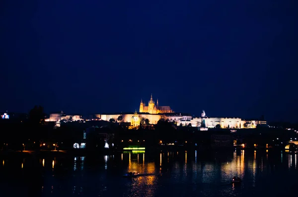 Mörk Kväll Prag Med Glödlampor Som Lyser Upp Staden Och — Stockfoto