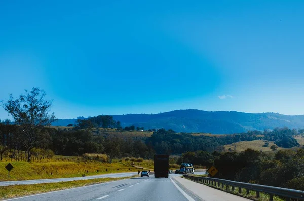 Dramatyczny Widok Autostrady Minas Gerais 381 Otoczony Zielenią Niektórych Pojazdów — Zdjęcie stockowe