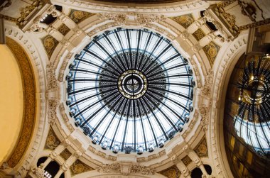 Buenos Aires, Arjantin - 4 Eylül 2018: 1910 'larda İtalyan bir mimar tarafından inşa edilen Mirador Guemes Galerisi' nin güzel detaylı çatısı.