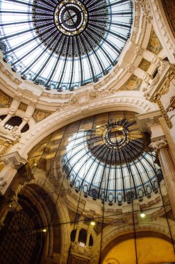 Buenos Aires, Arjantin - 4 Eylül 2018: 1910 'larda İtalyan bir mimar tarafından inşa edilen Mirador Guemes Galerisi' nin güzel detaylı çatısı.