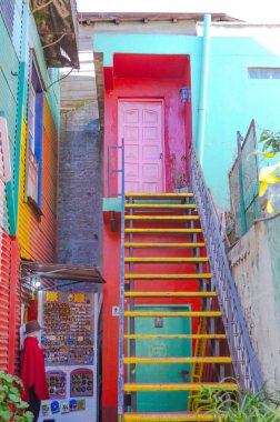 Buenos Aires, Arjantin - 5 Eylül 2018: El Caminito 'nun ünlü renkleri ve merdivenler çok küçük evlere gidiyor.