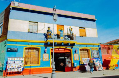 Buenos Aires, Arjantin - 5 Eylül 2018: Zemin katta hediyelik eşya ve fotoğraf satan bir dükkanla verandada heykel olarak temsil edilen iki katlı bir ev..