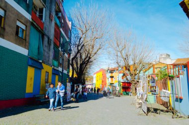 Buenos Aires, Arjantin - Eylül 2018: El Caminito 'nun ünlü renkli sokakları gün boyunca insan ve esnaf dükkanlarıyla doluydu.