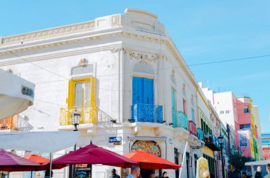 Buenos Aires, Arjantin - Eylül 2018: El Caminito 'nun ünlü renkli sokakları gün boyunca insan ve esnaf dükkanlarıyla doluydu.