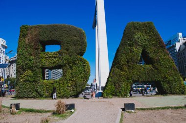 Buenos Aires, Arjantin - 4 Eylül 2018: Arjantin 'in ünlü Obelisk' i önünde selfie ve grup fotoğrafları çeken turistler.