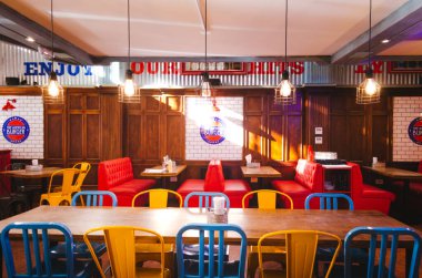 Recoleta, Buenos Aires, Arjantin - 4 Eylül 2018: Hafta içi öğle yemeği saatlerinde modern ve 50 'li yılların dekorasyonunun bir karışımıyla The American Burger adlı boş bir restoran.