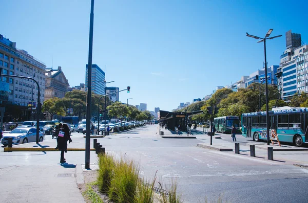 阿根廷布宜诺斯艾利斯 2018年9月4日 相对空旷的巴士站和首都主要大道的交通堵塞 — 图库照片