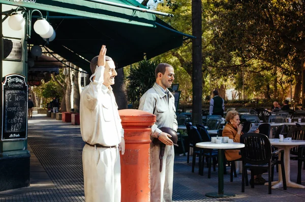 Recoleta, Buenos Aires, Arjantin - 4 Eylül 2018: Bir restoranın önünde poz veren ünlü Arjantinliler.