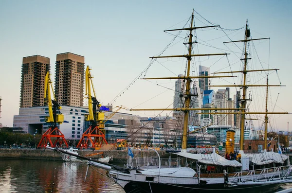 Büyük tekne, Puerto Madero 'nun iş alanında Rio de la Plata manzaralı ve Puente de la mujer semtinin yakınlarında park halinde..