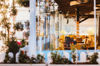 Öğleden sonra Vila Germanica, Blumenau - Brezilya 'daki boş bir restoranın sandalye ve masalarına odaklanın.