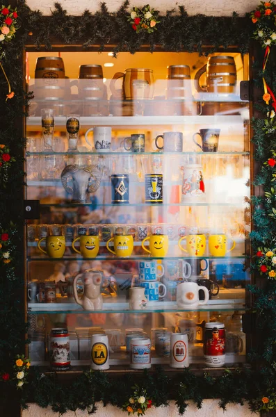 Öğleden sonra Brezilya, Blumenau, Vila Germanica 'da satılık bir Noel temalı Oktoberfest' ten toplanabilir bardaklarla dolu bir vitrinin dikey görüntüsü..