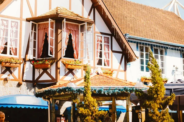 Vila Germanica, Blumenau 'daki muhteşem bir Alman evi ve pencereleri öğleden sonra Brezilya' da çiçeklerle süslenmiş..