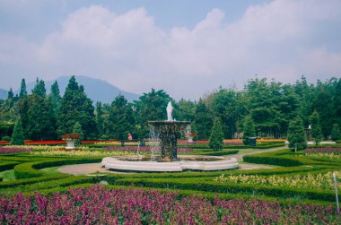 Bogor, Endonezya - Bulutlu bir öğleden sonra Taman Bunga Nusantara çiçek temalı parkın manzarası.