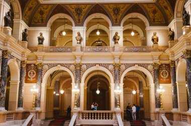 Prag, Çek Cumhuriyeti - Ulusal Müze 'nin iç kesimi ve kahverengi renklerde altın kullanımının baskın olduğu ana salonu ve bazı turistler.