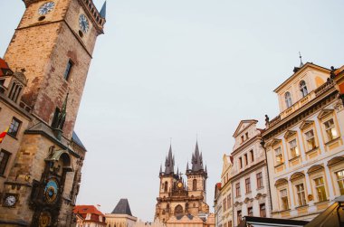 Prag, Çek Cumhuriyeti - Prag Astronomik Saati ve Charles Köprüsü 'nün üstündeki binanın eski kasabadaki binaların çatılarının yatay açılı görüntüsü.