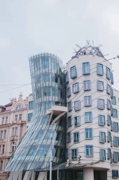Prague Czechia Vertikal Bild Den Berömda Byggnaden Dancing House Molnig — Stockfoto