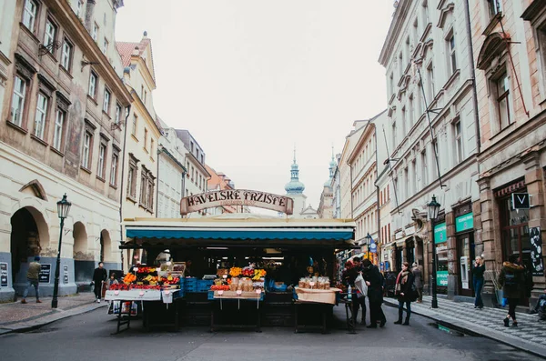 Prag Tschechien Vorderansicht Des Ältesten Marktes Der Hauptstadt Mit Kiosken — Stockfoto