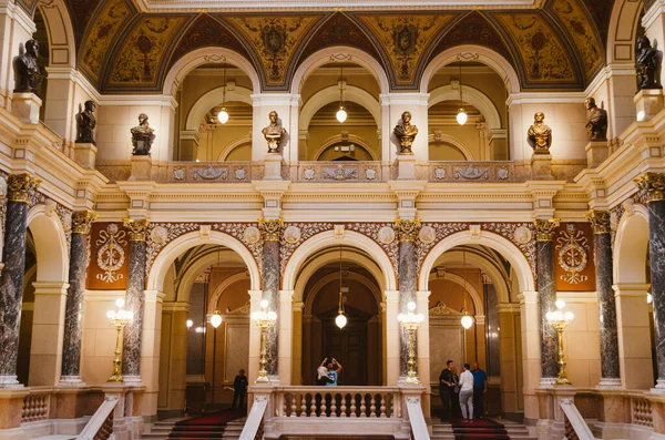 Prag, Çek Cumhuriyeti - Ulusal Müze 'nin iç kesimi ve kahverengi renklerde altın kullanımının baskın olduğu ana salonu ve bazı turistler.
