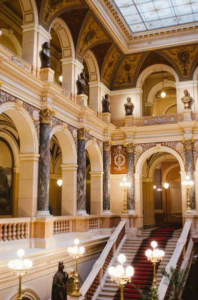 Prag, Çekçe - Ulusal Müze 'nin ve ana salonunun dikey bir görüntüsü. Altının kahverengiye baskınlığı ve etrafta hiç insan olmaması..